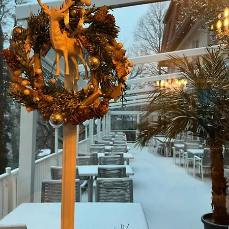 فندق Strandhotel Vier Jahreszeiten 3*