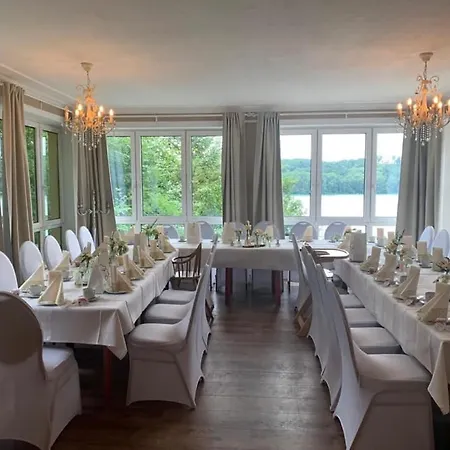 فندق Strandhotel Vier Jahreszeiten 3*